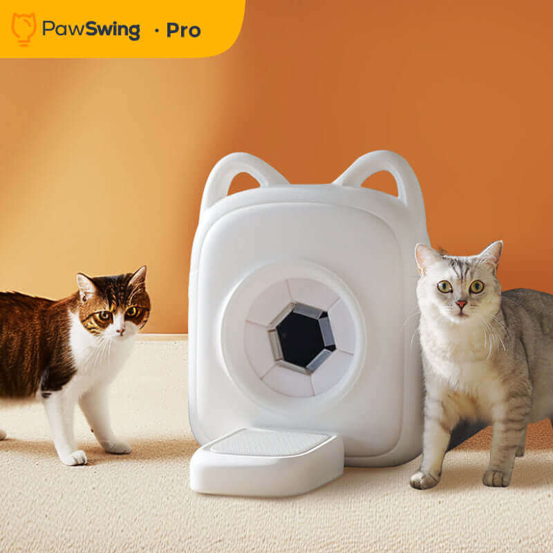 Zwei Katzen neben dem PawSwing AutoComb Pro, einem weißen automatischen Pflegegerät für Katzen.