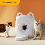 Zwei Katzen neben dem PawSwing AutoComb Pro, einem weißen automatischen Pflegegerät für Katzen.