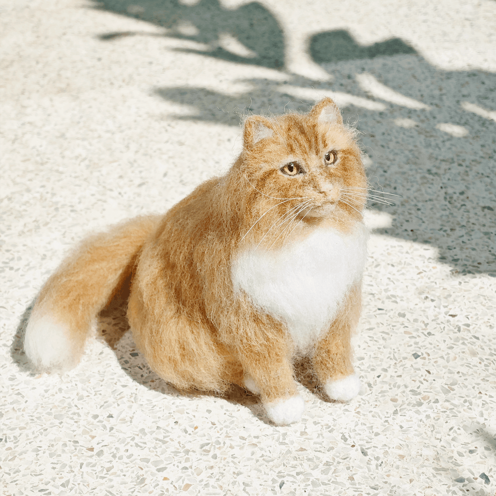 Studioaufnahme einer individuellen PawSwing® Katzenfigur, die die Handwerkskunst in jedem Detail zeigt