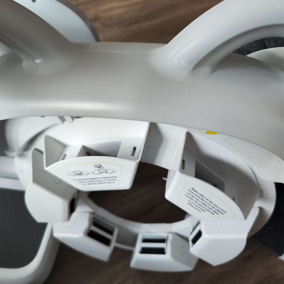 Nahaufnahme der Pflegekomponenten des PawSwing AutoComb Pro, die innovatives Design und Funktion zeigen.