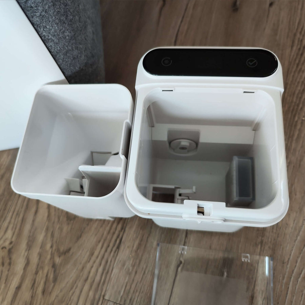 Innenansicht eines Pflegegerät-Behälters mit zwei Fächern, die Design und Funktion zeigt.