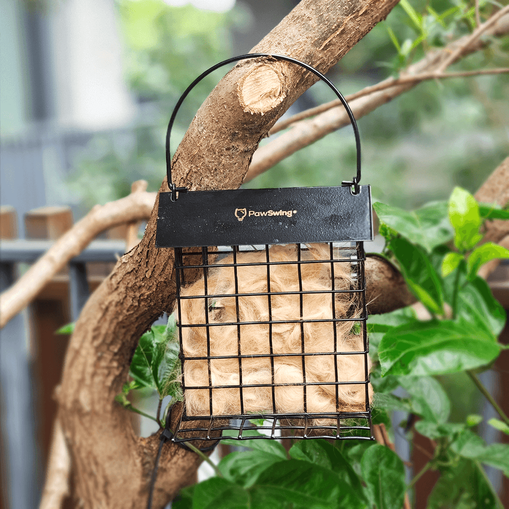 Robuster PawSwing® Katzenhaar-Käfig sicher an einem Ast befestigt, der Vögeln Fell zum Nestbau bietet
