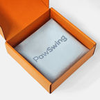 Die schützende PawSwing® Katzenbox-Matte sicher verpackt in der orangefarbenen Marken-Versandbox