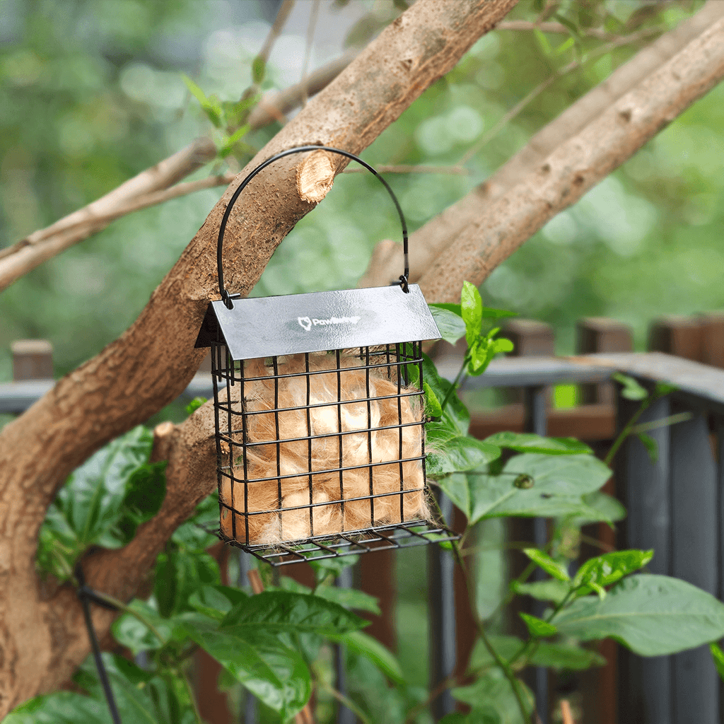 Vogelfreundlicher PawSwing® Katzenhaar-Käfig im Außenbereich zur nachhaltigen Unterstützung der Gartentiere
