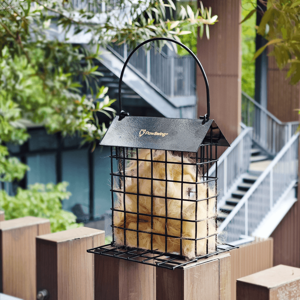 PawSwing® Outdoor-Katzenhaar-Käfig mit goldenem Fell, bereit für Vögel zum Nestbau
