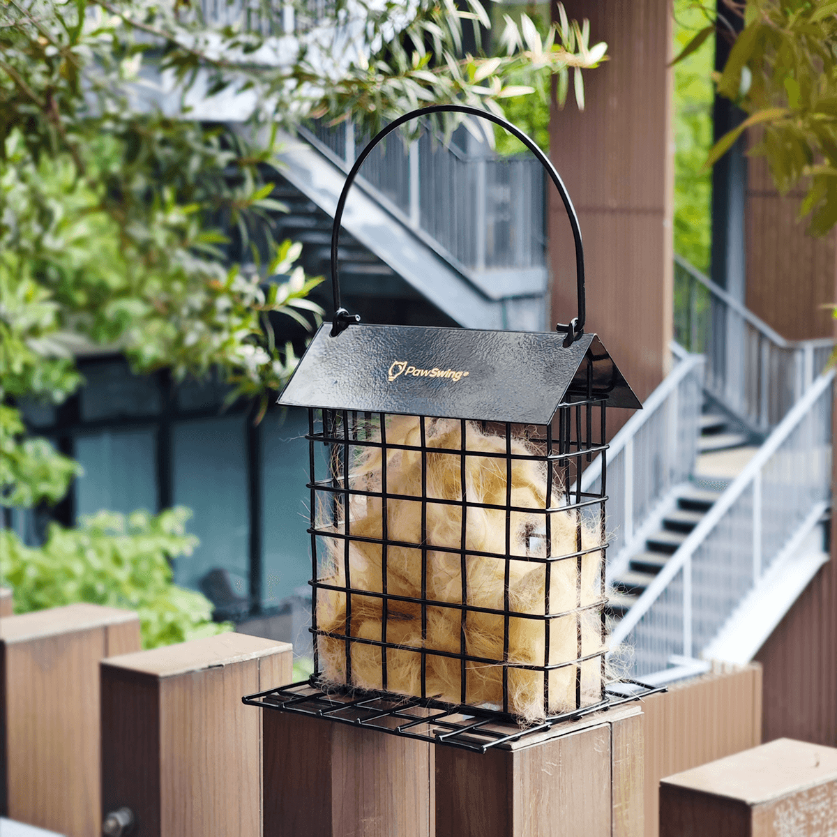 PawSwing® Outdoor-Katzenhaar-Käfig mit goldenem Fell, bereit für Vögel zum Nestbau