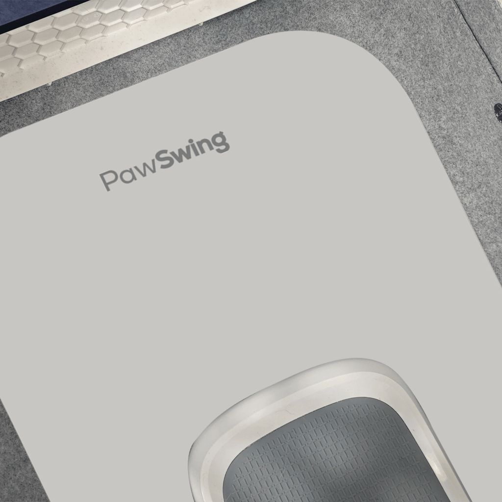 Detail der rutschfesten PawSwing® Katzenbox-Matte mit präzisem Zuschnitt und Logo