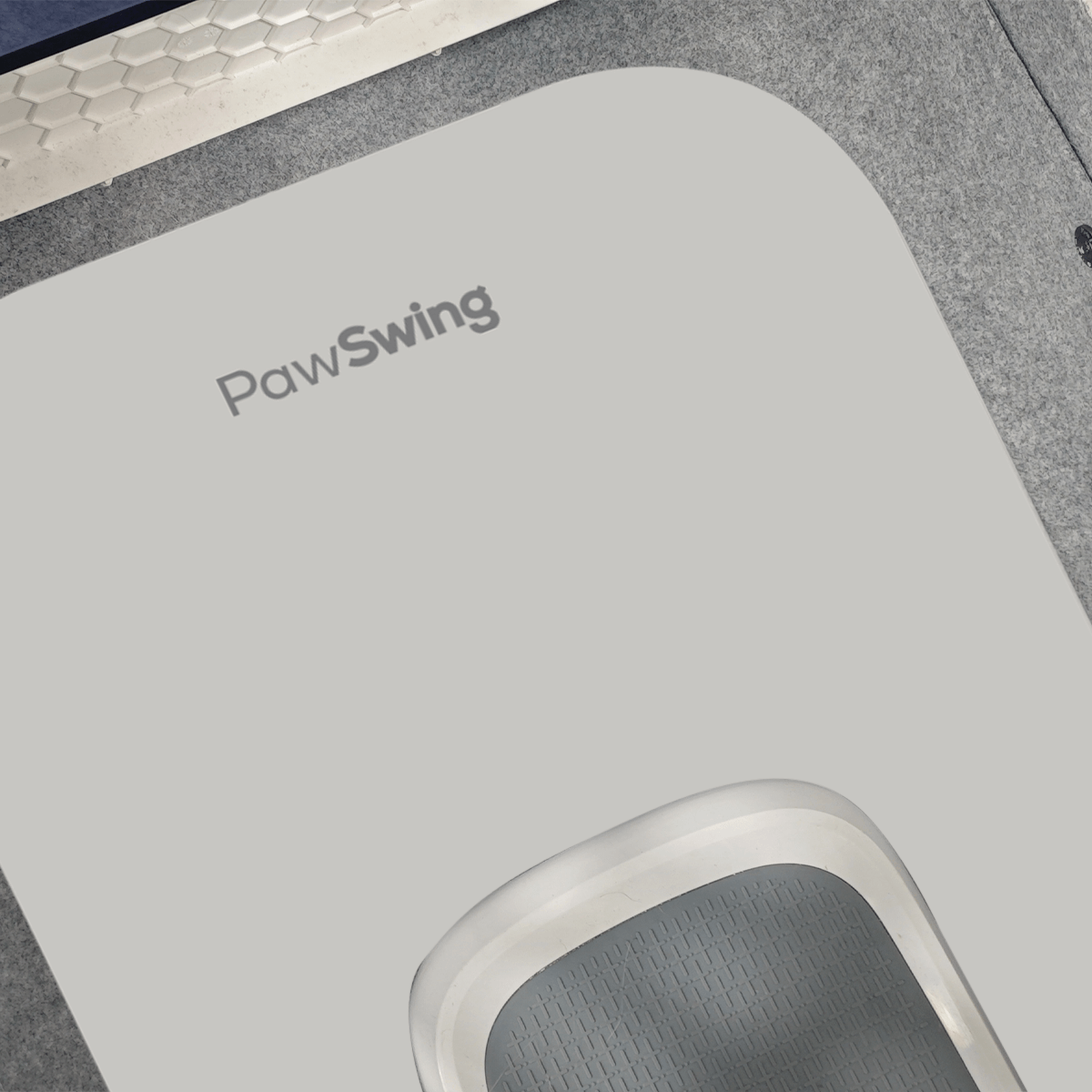 Detail der rutschfesten PawSwing® Katzenbox-Matte mit präzisem Zuschnitt und Logo
