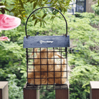 Der PawSwing® Outdoor-Katzenhaar-Käfig im Garten zur Unterstützung heimischer Vögel beim Nestbau