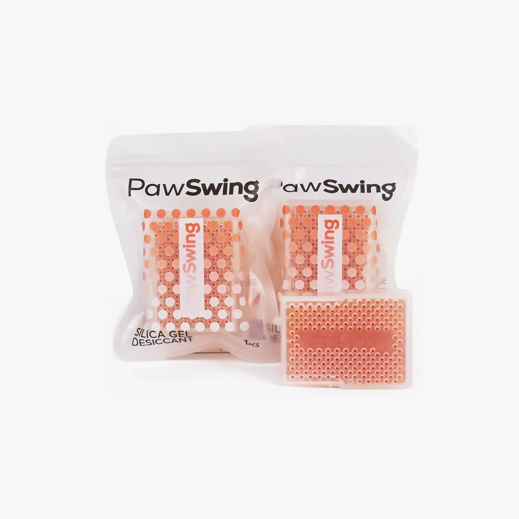 Einzelne PawSwing® Trockenmittelpäckchen für Katzensnacks, bereit zum Einsetzen in den Leckerli-Spender